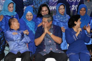 Ketua Umum Partai Demokrat Susilo Bambang Yudhoyono (tengah) didampingi istri Ani Yudhoyono (kanan) dan Ketua Harian Syarief Hasan (kiri) foto bersama usai menghadiri Rapat Konsolidasi DPD Partai Demokrat DKI Jakarta di Jakarta, Jumat (28/11).