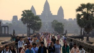 people_walk_through_the_grounds_of_angkor_wat_last_year_05_02_2016_vireak_mai
