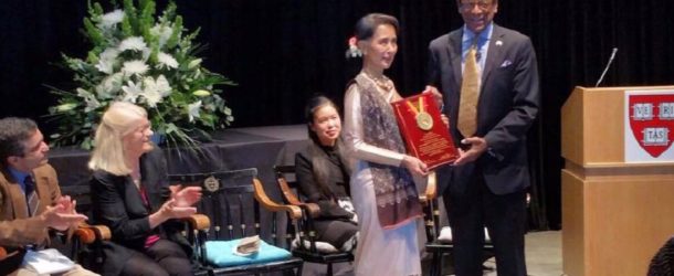 มุสลิมค้านการมอบรางวัล‘มนุษยธรรมประจำปี 2559’  ให้แก่ซูจี